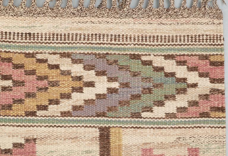 CARPET. "Vit botten". Flat weave (rölakan). 333 x 252 cm. Signed MMF.