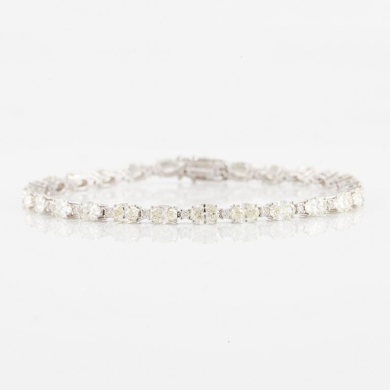 Bracelet 18K white gold with oval and brilliant-cut diamonds.