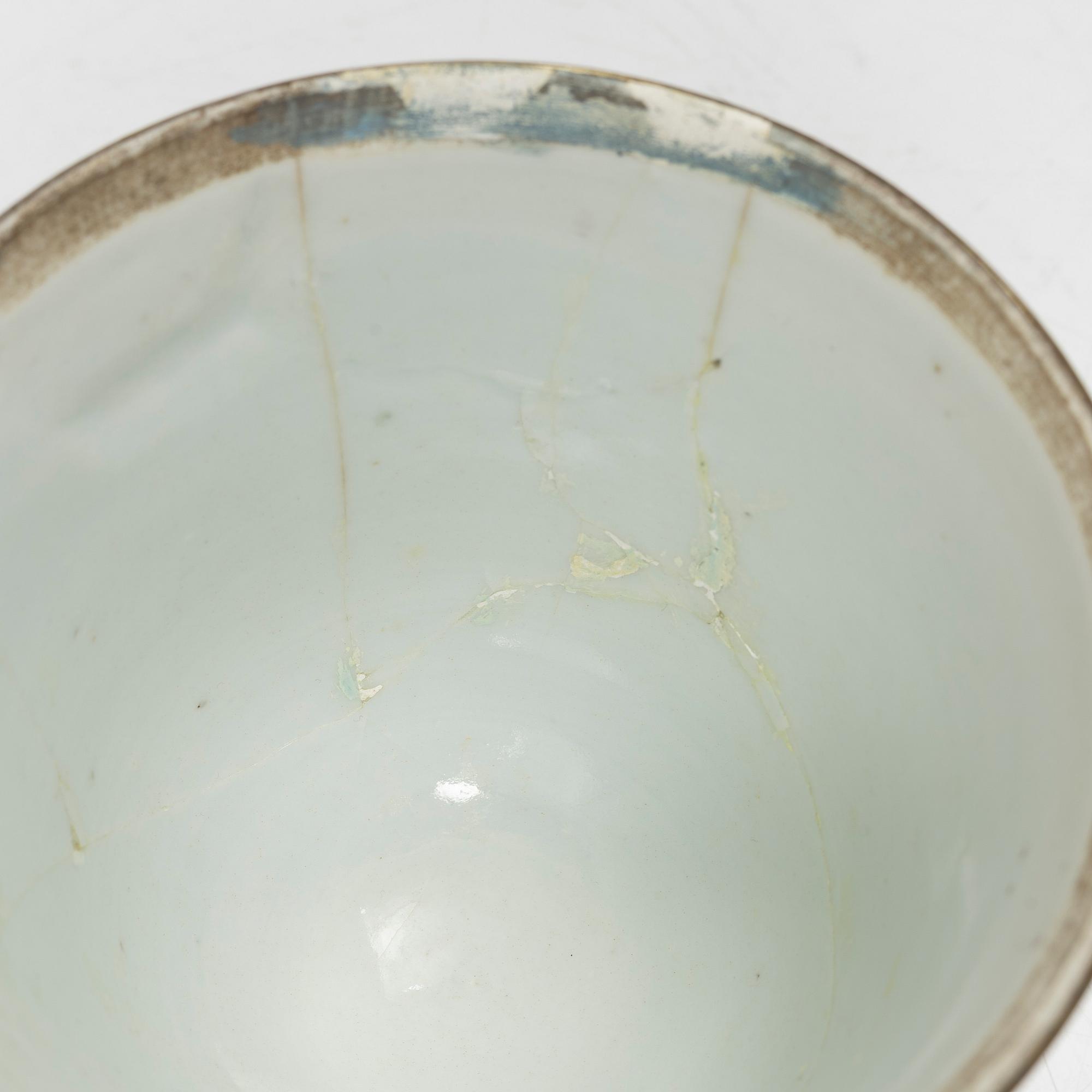 A Chinese famille rose 'dragon' jar with cover, for the Thai market, Qing dynasty, 19th century.