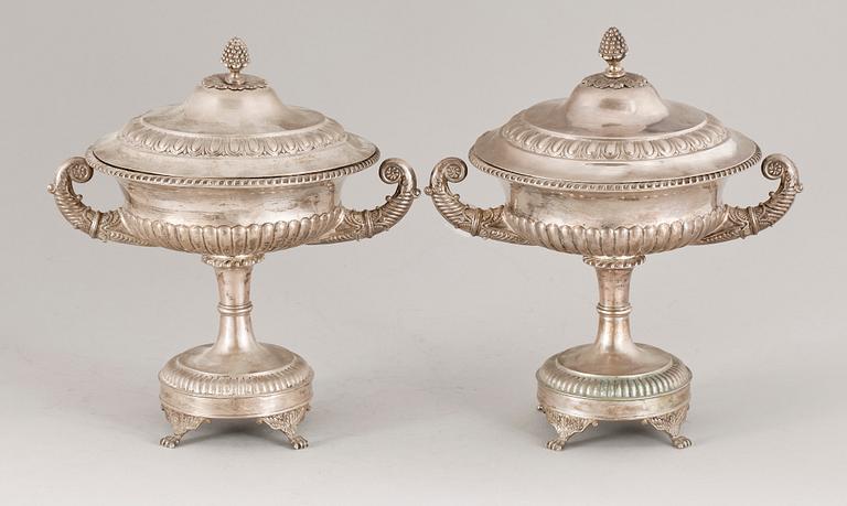 SOCKERSKÅLAR, ett par, silver, Simon Simonsson, Stockholm. 1821-1835. Totalvikt 1736 g.