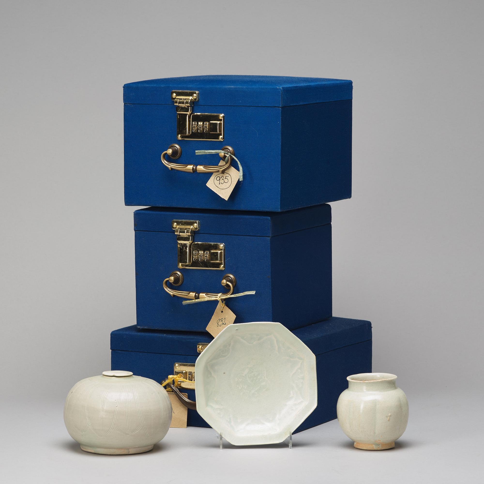 KRUKA med LOCK, URNA samt FAT, porslin. Sydostasien, Sawankhalok, presumably 1400/1600-tal.