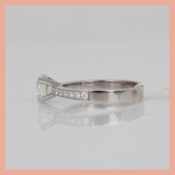 RING, 18K vitguld med briljantslipade diamanter, tot ca 1,27 ct. Total vikt ca 3,63 g.