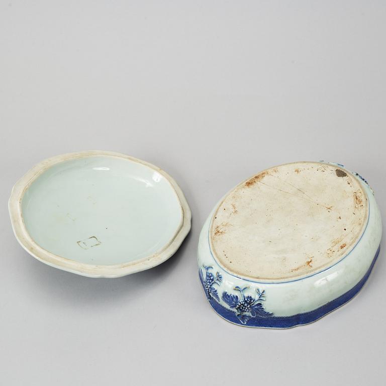 A blue and white tureen with cover, Qing dynasty, Qianlong (1736-95).
