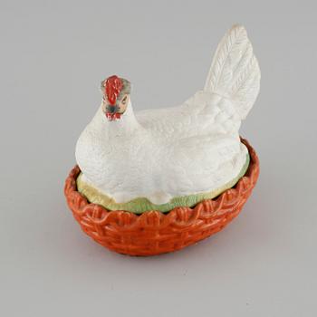 An earthenware egg bowl, around the year 1900.