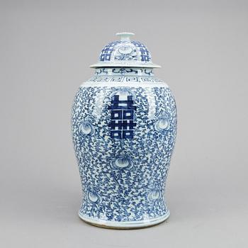 LOCKURNA, porslin, Kina, 1900-tal.