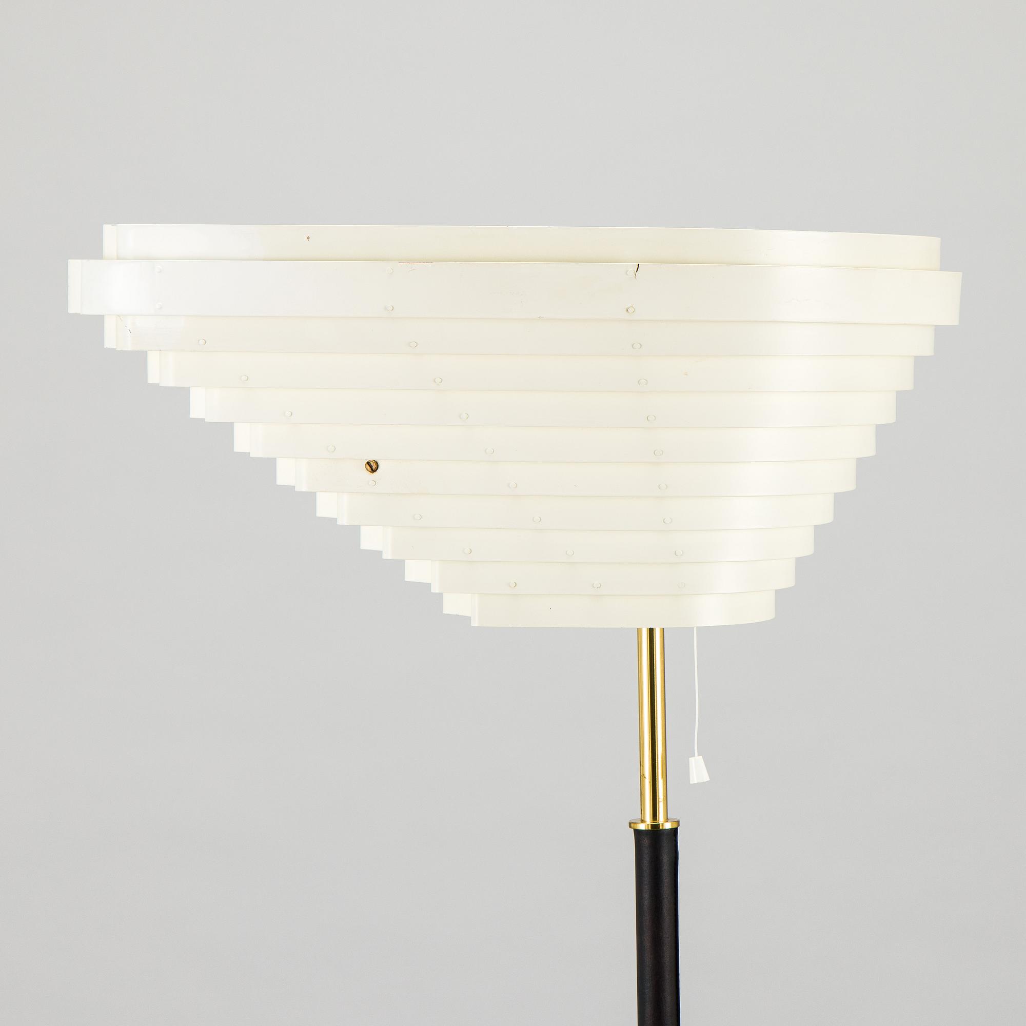 Alvar Aalto, 'Angel wing' model A 805 floor light manufactured by Valaisinpaja Oy, end of 20th century.