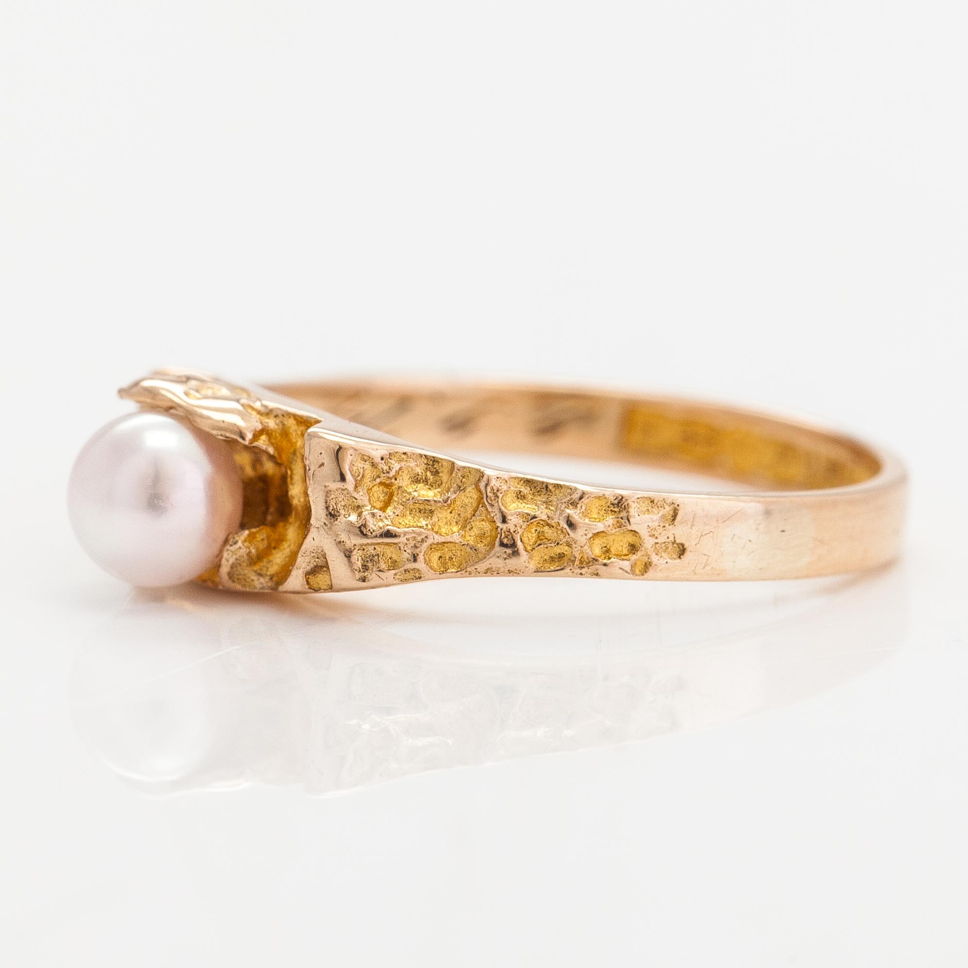 Björn Weckström, A 14K gold and cultured pearl ring "Small word". Lapponia 1974.