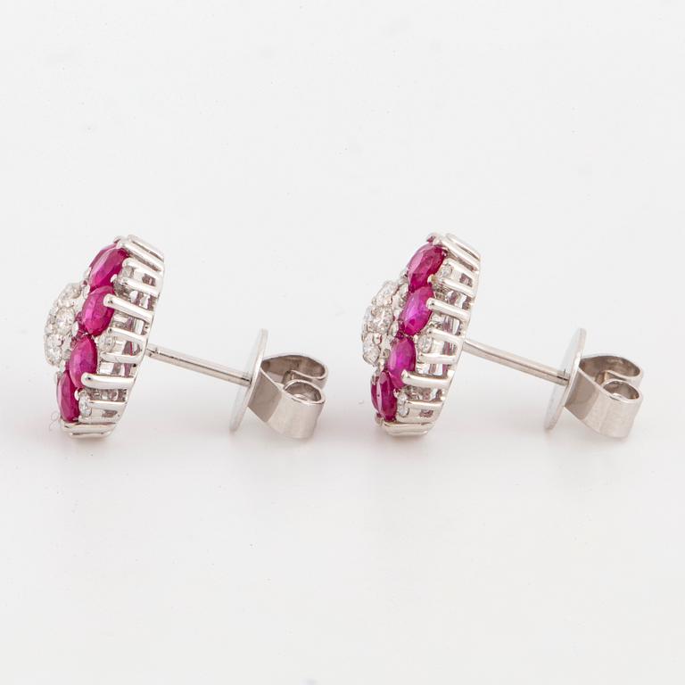 ÖRHÄNGEN, med rubiner och briljantslipade diamanter.