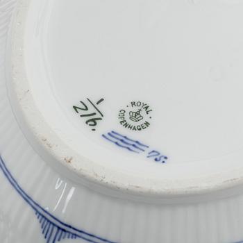 Terrin med lock, porslin, 'Musselmalet', Kunglig Dansk, Danmark, 1900-tal och Soppslev, silver, Sverige, 1861.