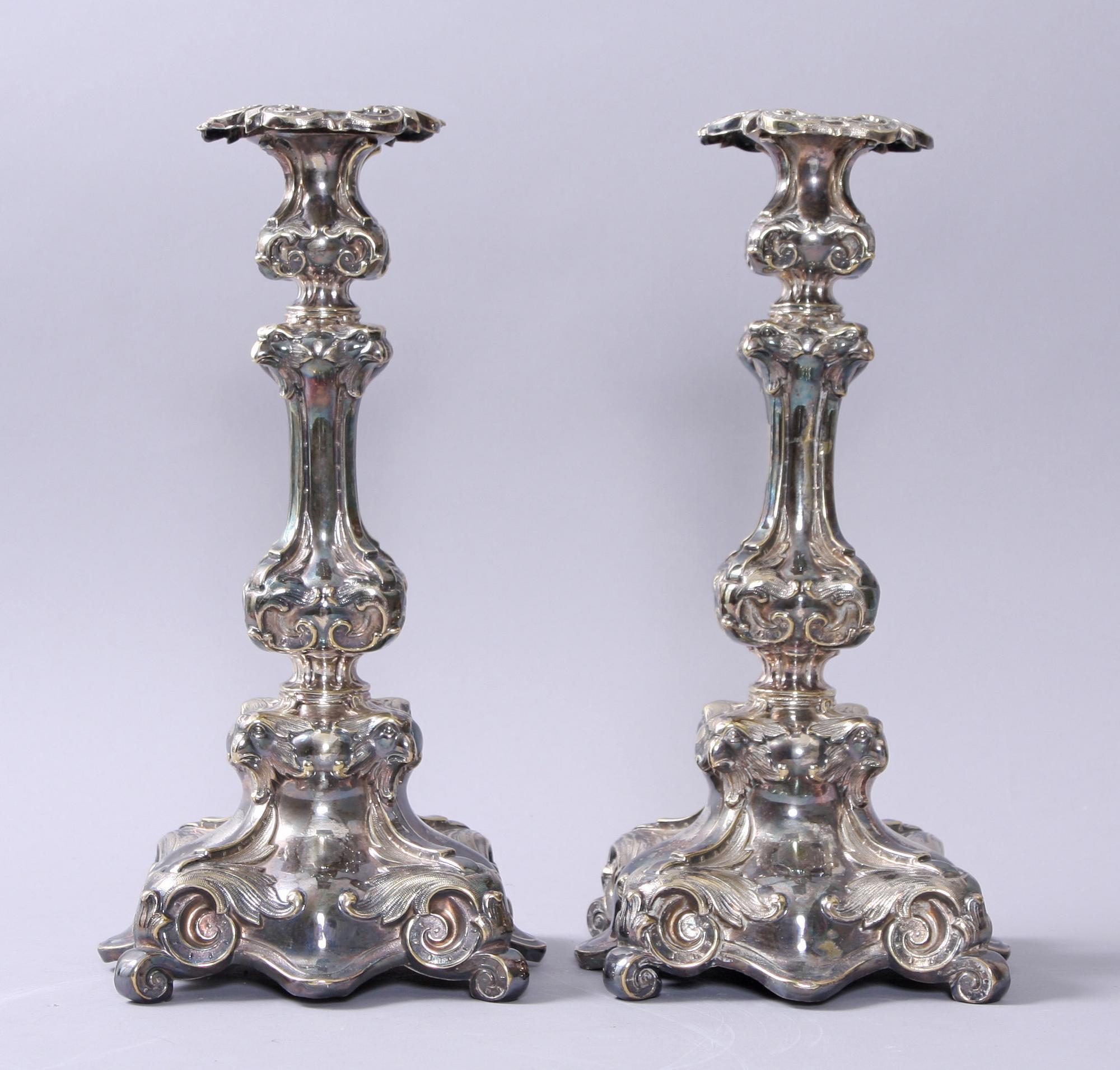 LJUSSTAKAR, ett par, nysilver, nyrokoko, 1800-talets slut.