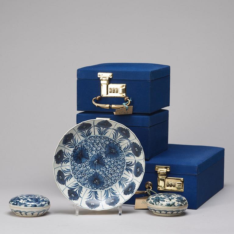 Two blue and white boxes with covers and a dish, Qing dynasty, Kangxi (1662-1722).