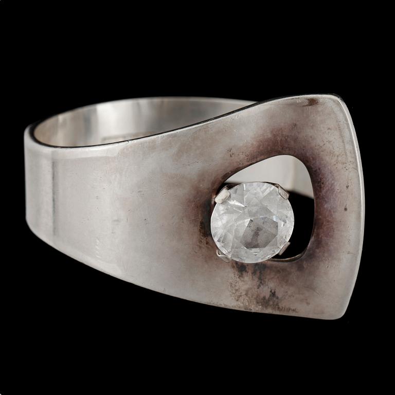 ARMRING, sterlingsilver med vit sten, Per Dåvik, Alton, 1973. Vikt 74,5g.