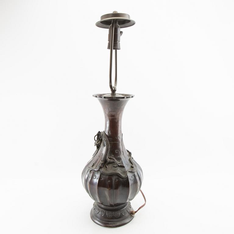 Bordslampa Kina 1900-talets första hälft patinerad brons.