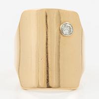 Ring in 18k gold set with a round brilliant-cut diamond.