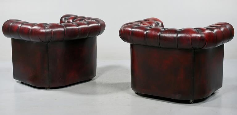 FÅTÖLJER, ett par, Chesterfield-modell, 1900-talets andra hälft.