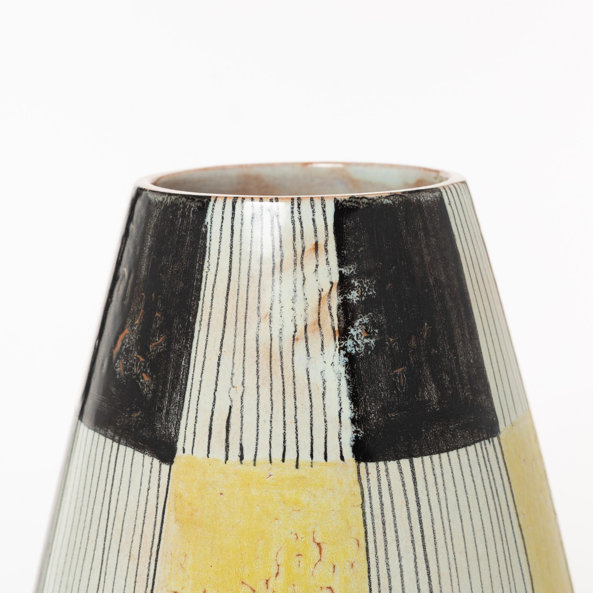 Carl-Harry Stålhane, vas, s k "Torro-fajans", dekor av Aune Laukkanen, Rörstrand, 1950-tal.