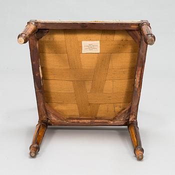 Karmstol, tillhört drottning Viktoria, Solliden, sits med broderi av Gustav V. Sannolikt Italien, 1800-tal.