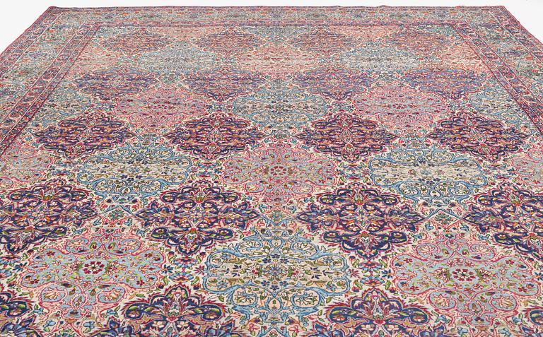 An antique Kirman Laver, ca 480 x 330 cm.