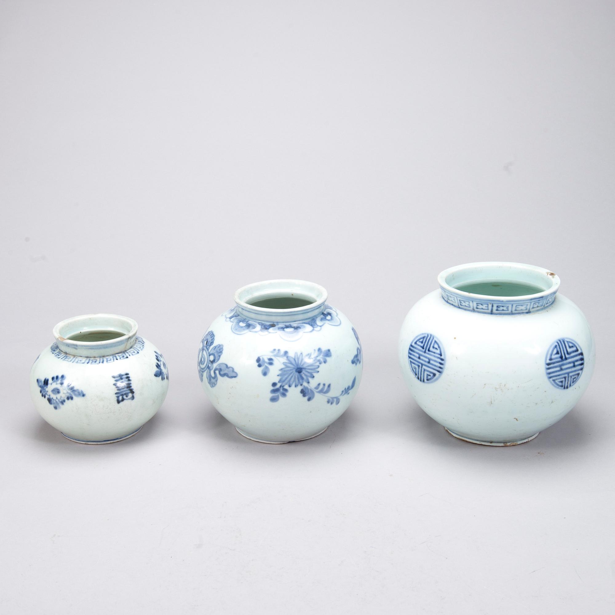 KRUKOR, 3 st och SKÅL, porslin, Kina 1800-talets slut.