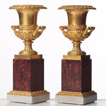 A pair of French Empire urns, beginning of the 1800's.