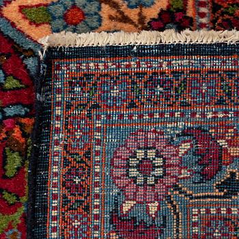 A semi-antique Kerman / Yazd carpet, ca 496 x 322 cm.