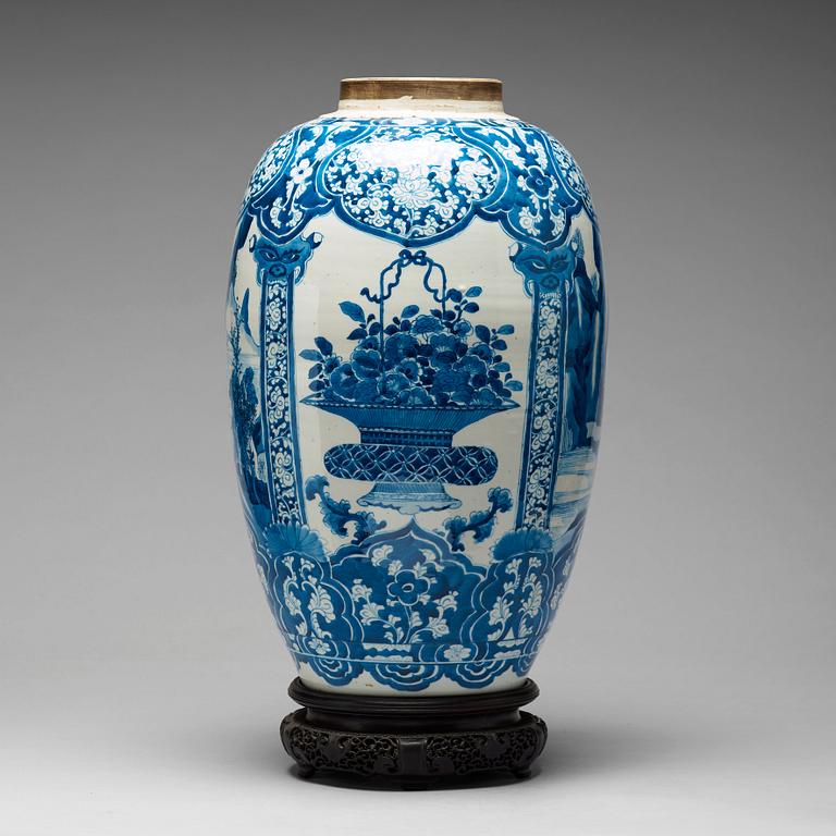 A large blue and white jar, Qing dynasty, Kangxi (1662-1722).