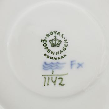 Royal Copenhagen, buljongkoppar, 8 st med lock och fat, porslin, "Musselmalet Halv Blonde", Danmark, 1958-62.