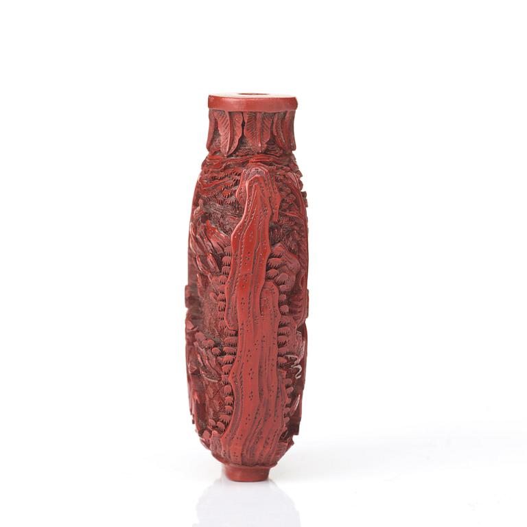 A red lacquer snuff bottle, Qing dynasty, Qianlong (1736-95).