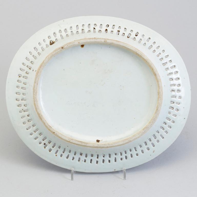 A Chinese blue and white export porcelain serving dish, Qing dynasty, 19th century.