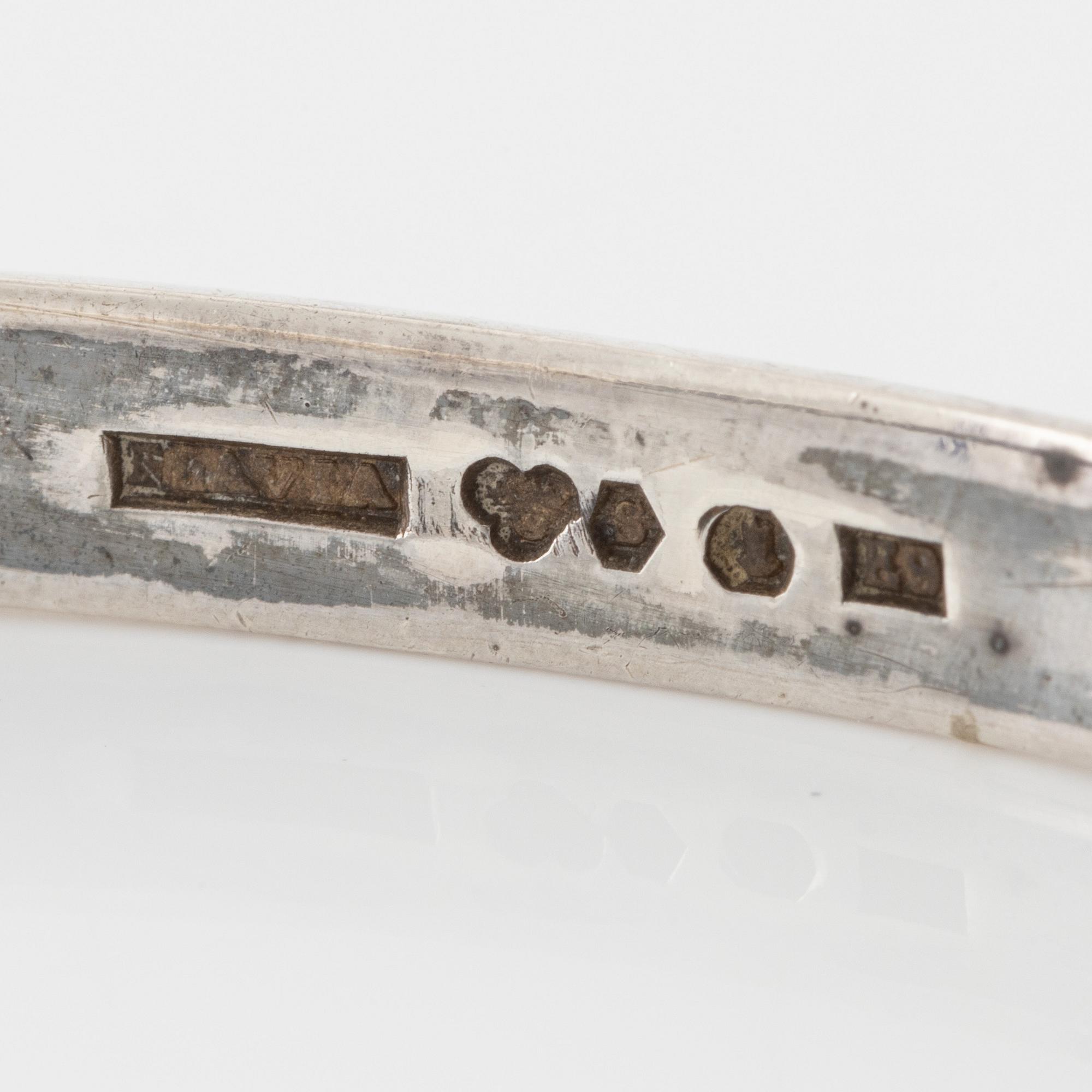 Arm ring, Flavia, silver with two faceted synthetic green spinels.