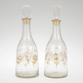 KARAFFER; ett par, glas, omkring 1800.