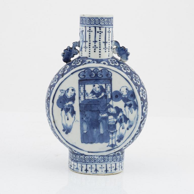 A blue and white pilgrimvase, Qing dynasty, 19th Century.