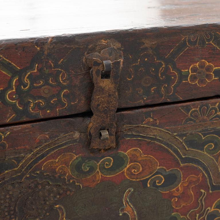 A Chinese chest, 20th century.