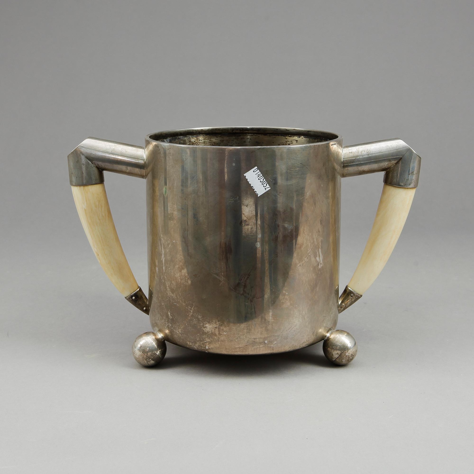 BÄGARE, silver, CG Hallberg, Stockholm, 1900. Vikt ca 1112g.