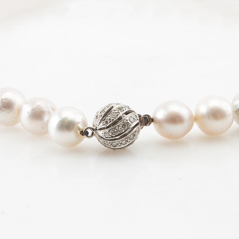 Necklace, 18K white gold and brilliant-cut diamonds and saltwater pearls.