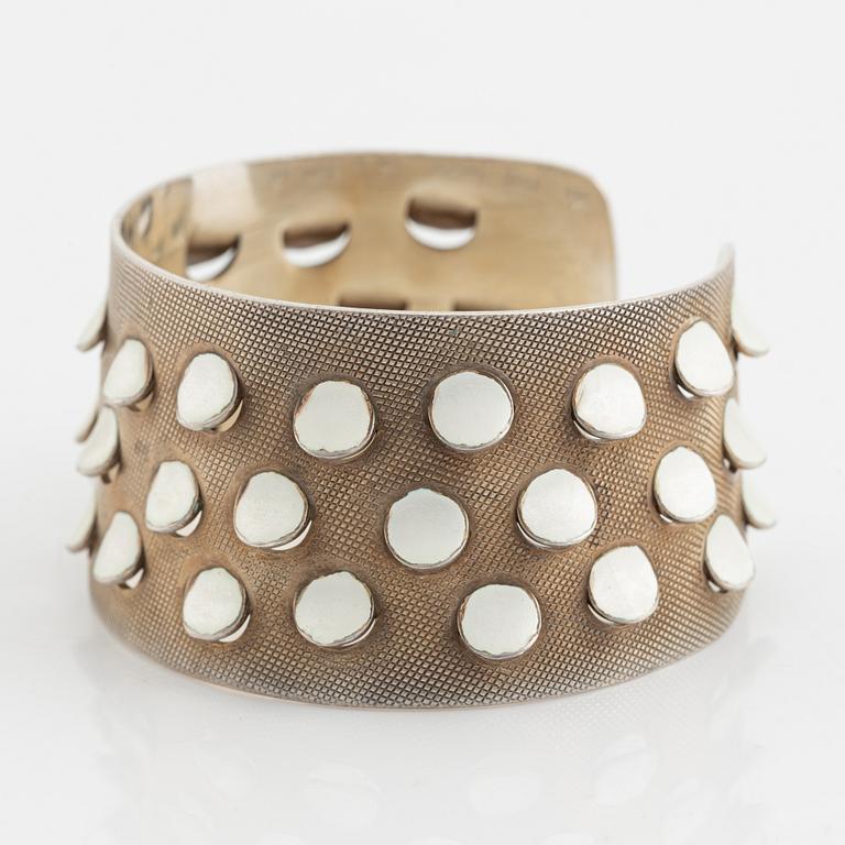 armring, sterlingsilver och vit emalj, Norge.