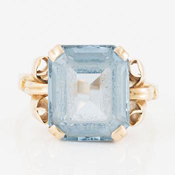 Ring 18K gold with a blue synthetic stone.