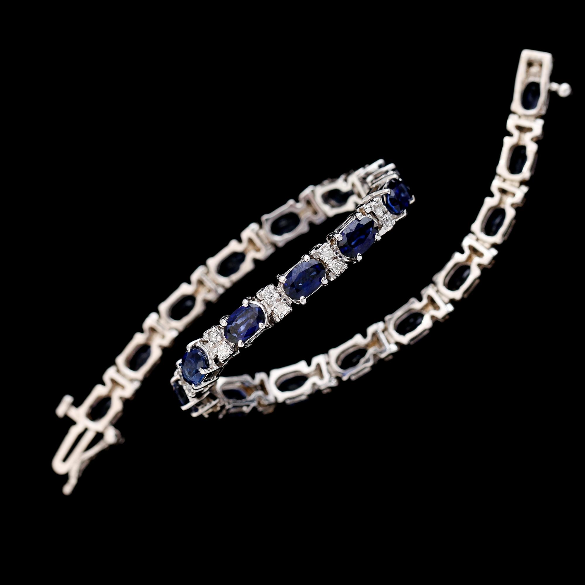 ARMBAND, 10 k vitguld, safirer och briljantslipade diamanter. Vikt 11,6 g.