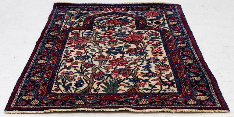 A semi-antique Meshad rug, signed, approx. 133 x 85 cm.