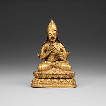 1319. A Sino-Tibetan gilt copper alloy repoussé figure of Tsong Khapa, 18/19th Century.