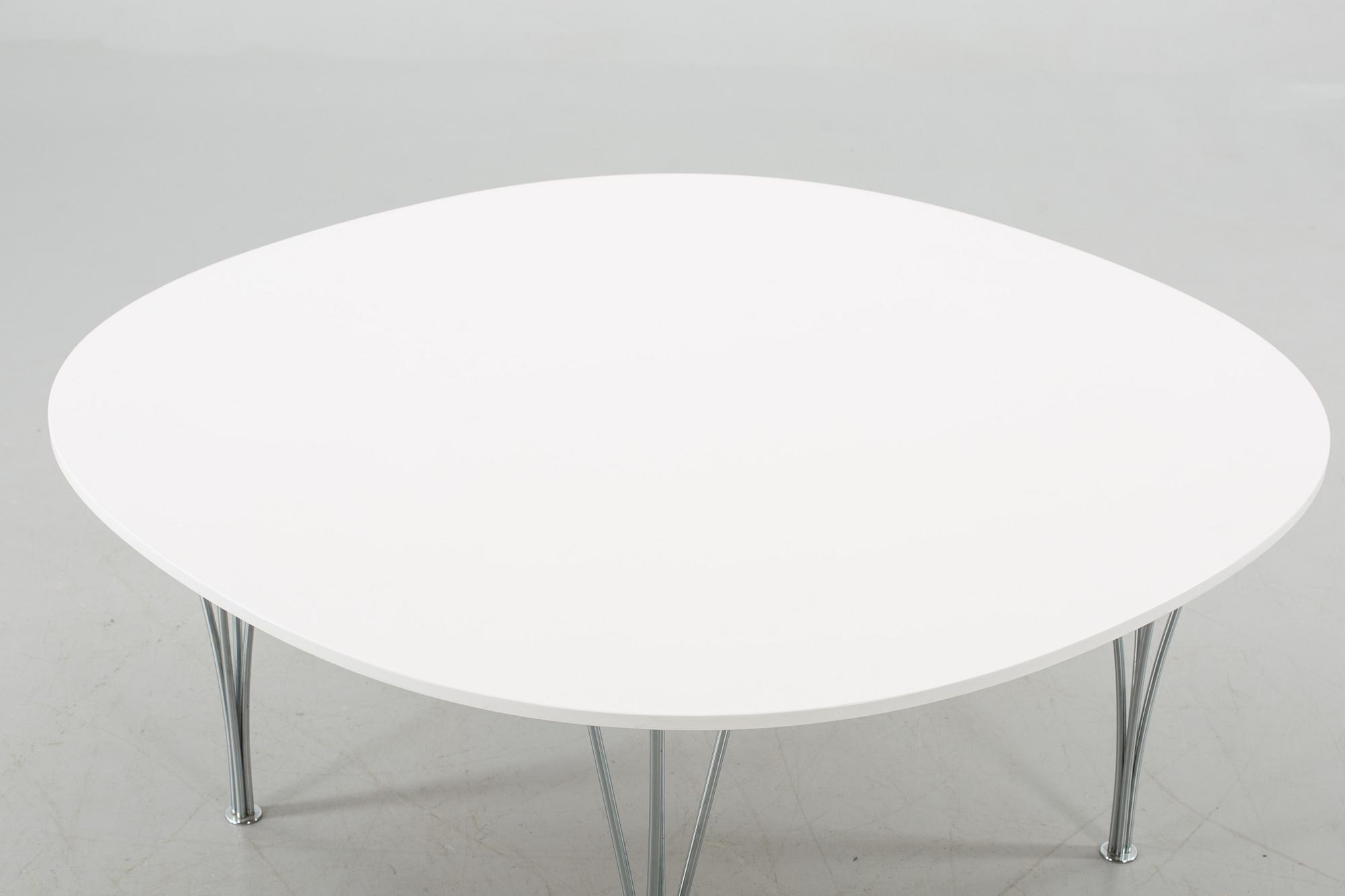 A 'SUPERCIRKEL' COFFEE TABLE DESIGNED BY BRUNO MATHSSON & PIET HEIN, Fritz Hansen, 1982.