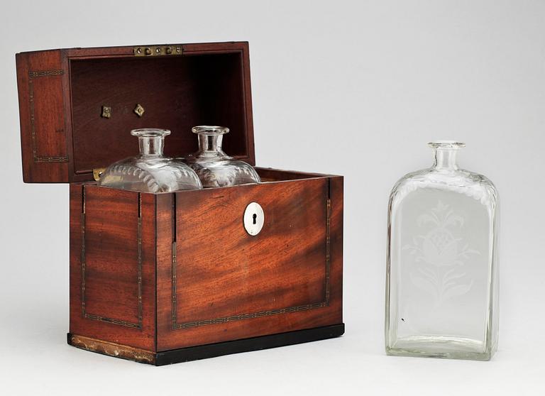 SCHATULL med BRÄNNVINSFLASKOR, 3 st, glas, beslag stämplat Stephan Westerstråhle, Stockholm 1808.