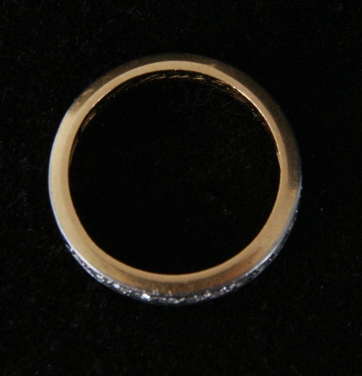 RING, sk halvalliansring. 18K vg och guld.