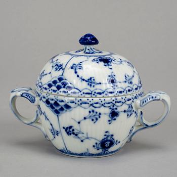Royal Copenhagen, servisdelar, 14 delar, porslin. "Musselmalet", Danmark.