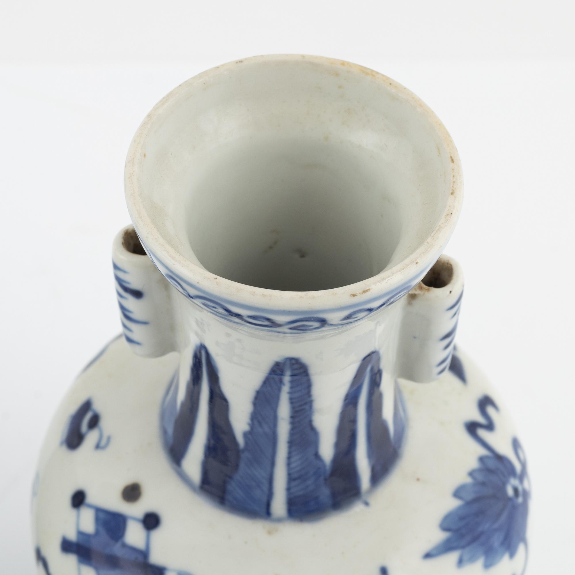 A set of three blue and white vases, late Qing dynasty, circa 1900.