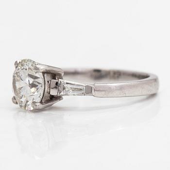 Ring, platina, med briljantslipad diamant ca 1.80 ct och trapetsslipade diamanter ca 0.10 ct totalt. Med SJL-intyg.