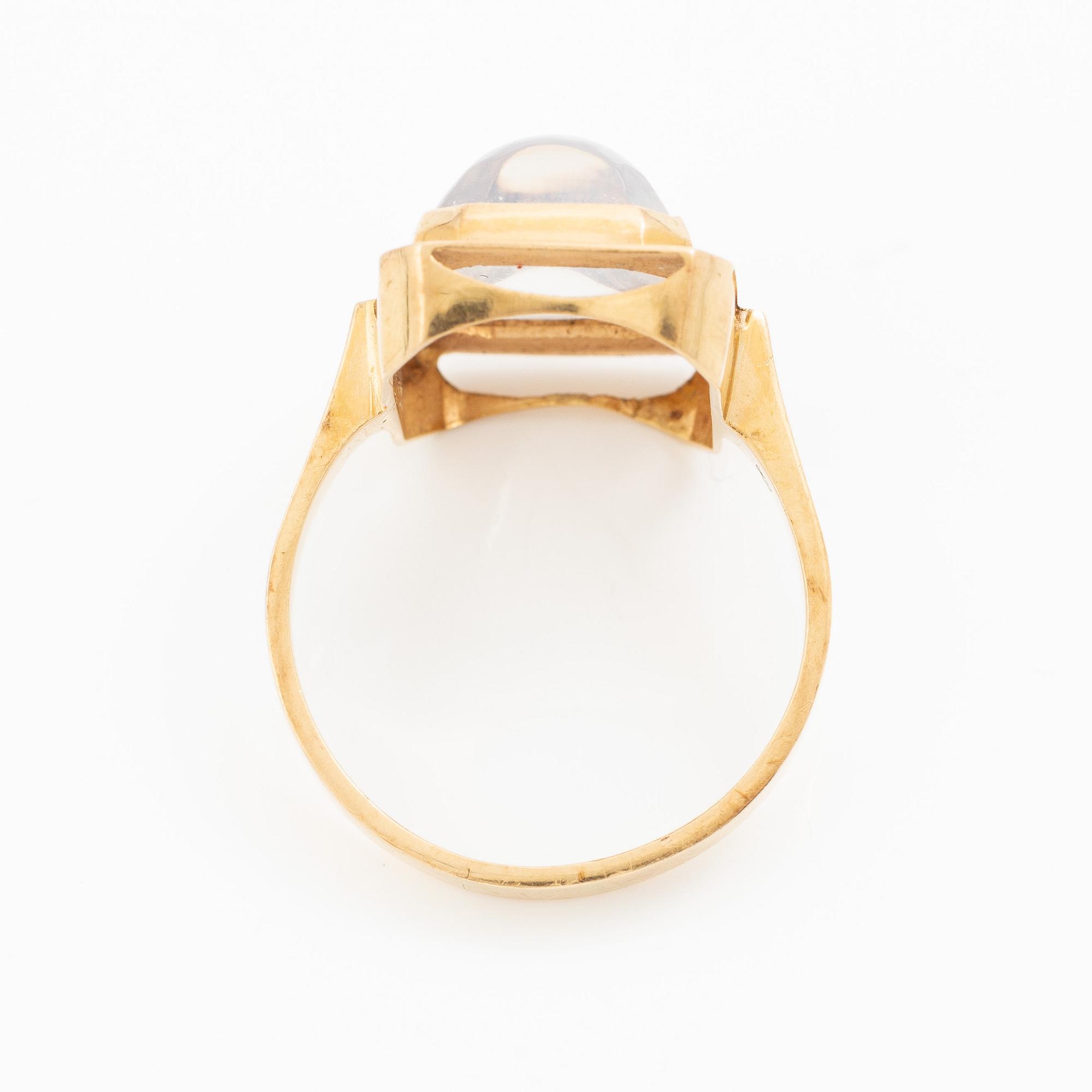 Ring 18K guld med en cabochonslipad månsten.