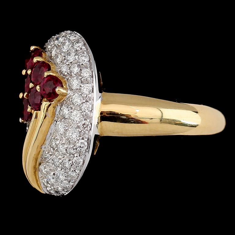 RING, 18K guld, rubiner tot ca 1.48 ct och diamanter ca 1.18 ct. Total vikt ca 11 g.
