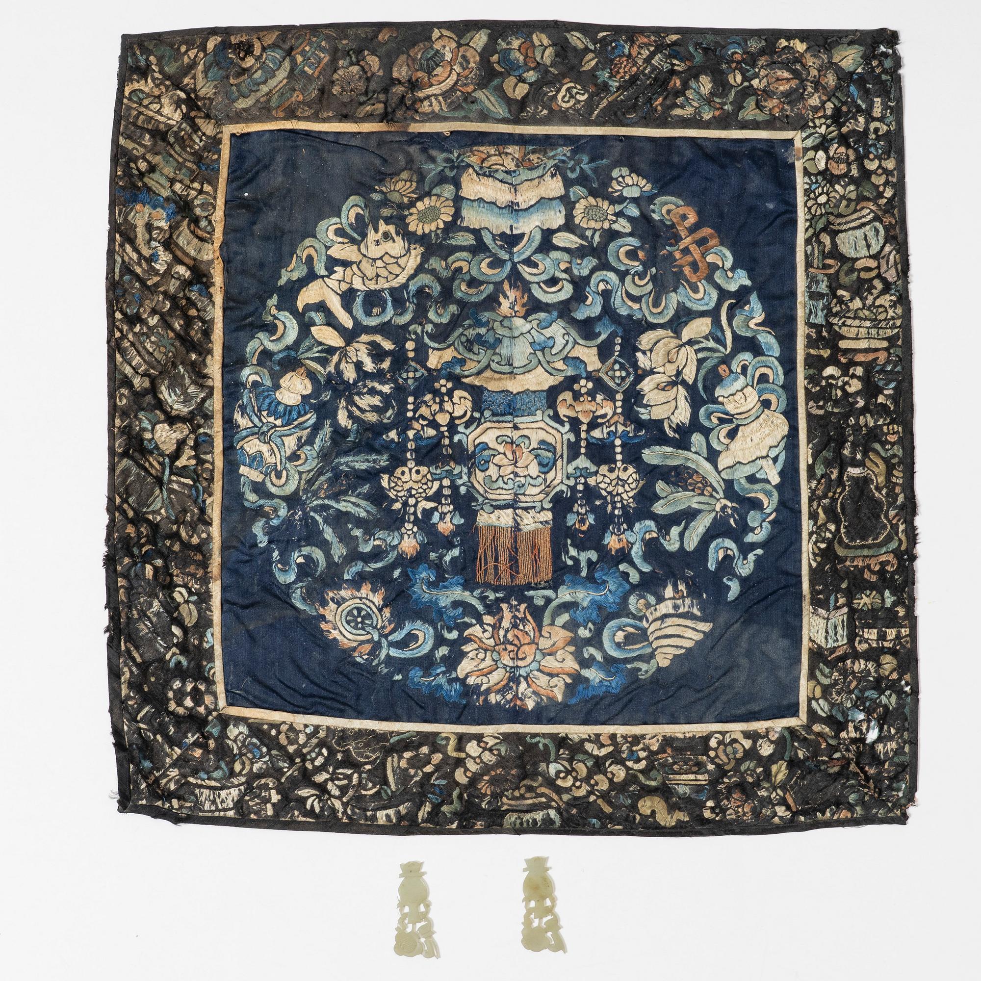 Broderi, siden samt två dekordelar i sten, Kina, Qingdynastin.