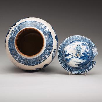 A blue and white vase, Qing dynasty, Jiaqing (1796-1820).